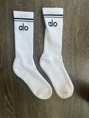 ALO Yoga Unisex Throwback Crew Socks - White with Navy Accents